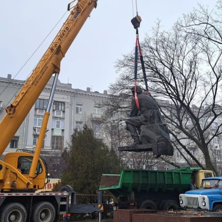 У Дніпрі демонтували пам'ятники Максіму Горькому та Валєрію Чкалову