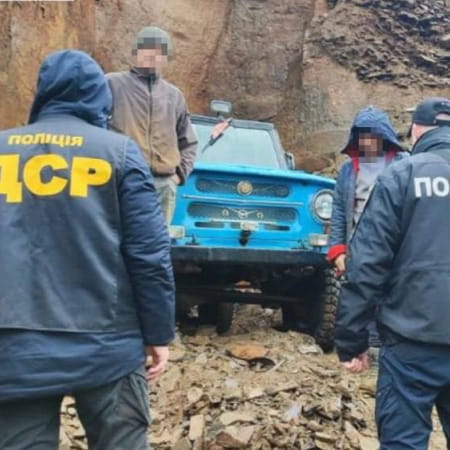 На Закарпатті двом особам повідомили про підозру в незаконному видобутку андезиту