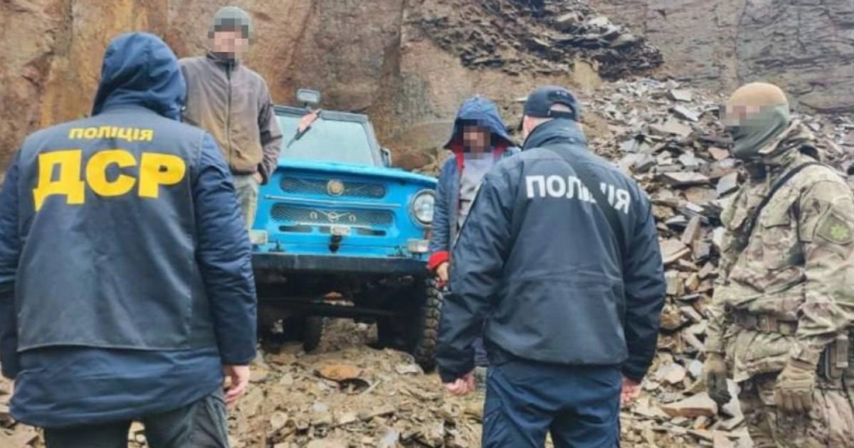 На Закарпатті двом особам повідомили про підозру в незаконному видобутку андезиту