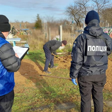 На Херсонщині ексгумували тіло жінки, яку російські військові вбили на її власному подвірʼї