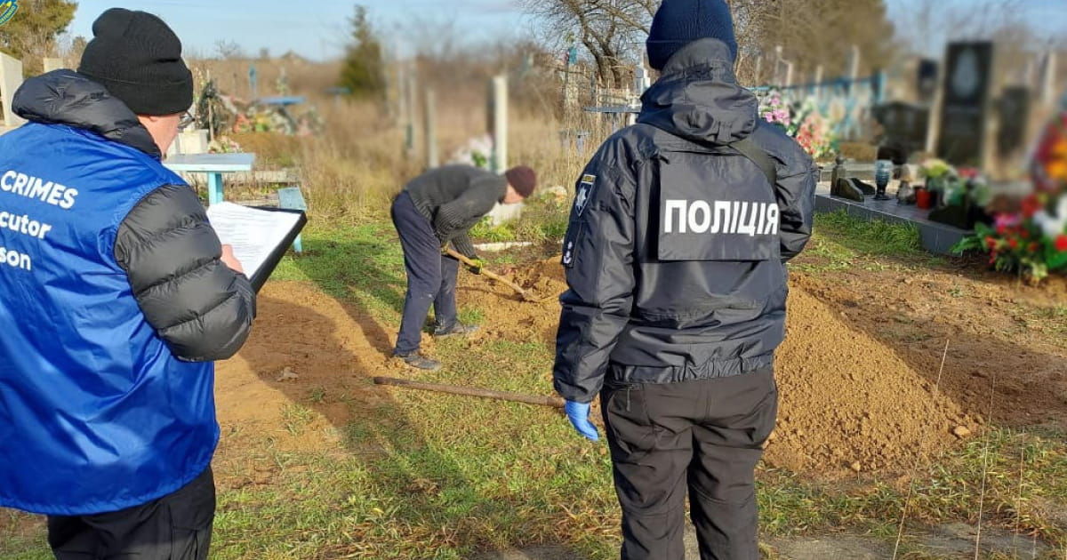 Body of a woman killed by Russian soldiers in her own yard was exhumed in the Kherson region