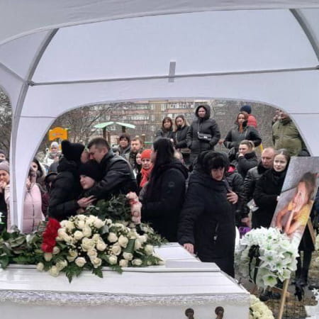 On January 21, Brovary said goodbye to 5-year-old Milana Ponomarenko and her mother Olena, who died on January 18 in a helicopter crash — the media outlet Tribuna Brovary