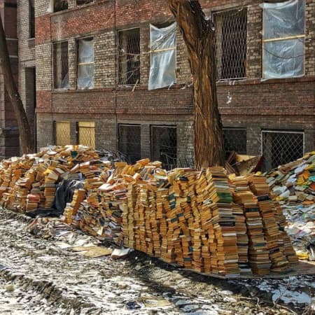 Росіяни викидають книги з бібліотечних фондів Приазовського державного університету Маріуполя — їх збираються утилізувати