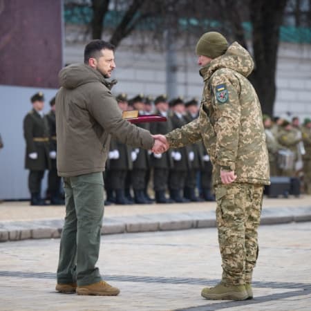 Володимир Зеленський вручив державні нагороди українським військовим з нагоди першої річниці повномасштабного вторгнення