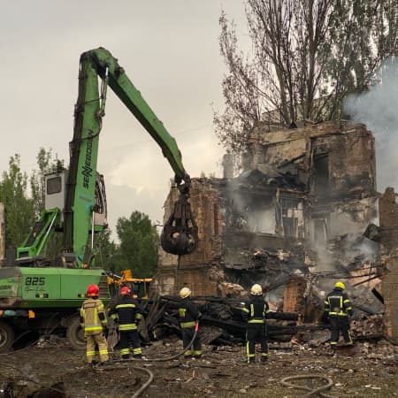 У Дніпрі рятувальники завершили розбір завалів на місці ракетного удару по медзакладу