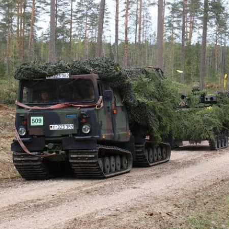 Німеччина відправила в Україну перші всюдиходи Bandvagn 206