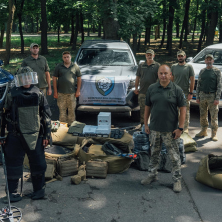 Перші саперні групи отримали пікапи й обладнання для розмінування від «Повернись живим» і компанії «Київстар» в рамках проєкту «Нам тут жити»