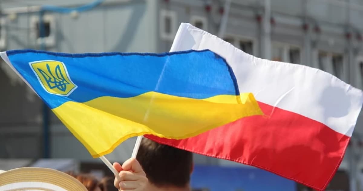 Рада польської мови радить полякам використовувати вираз «в Україні» на противагу традиційному «на Україні», особливо в публічній сфері