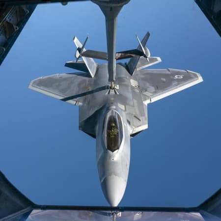 США перекидають до Польщі шість винищувачів п’ятого покоління F-22