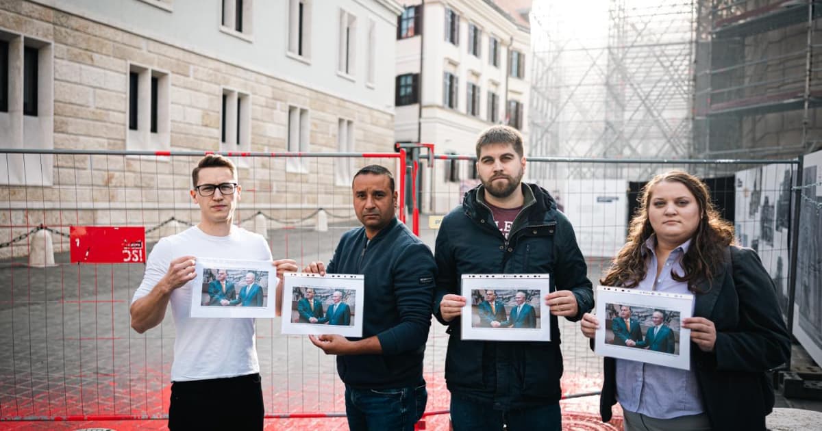 Hungarian opposition threw red paint on Prime Minister Viktor Orbán's office