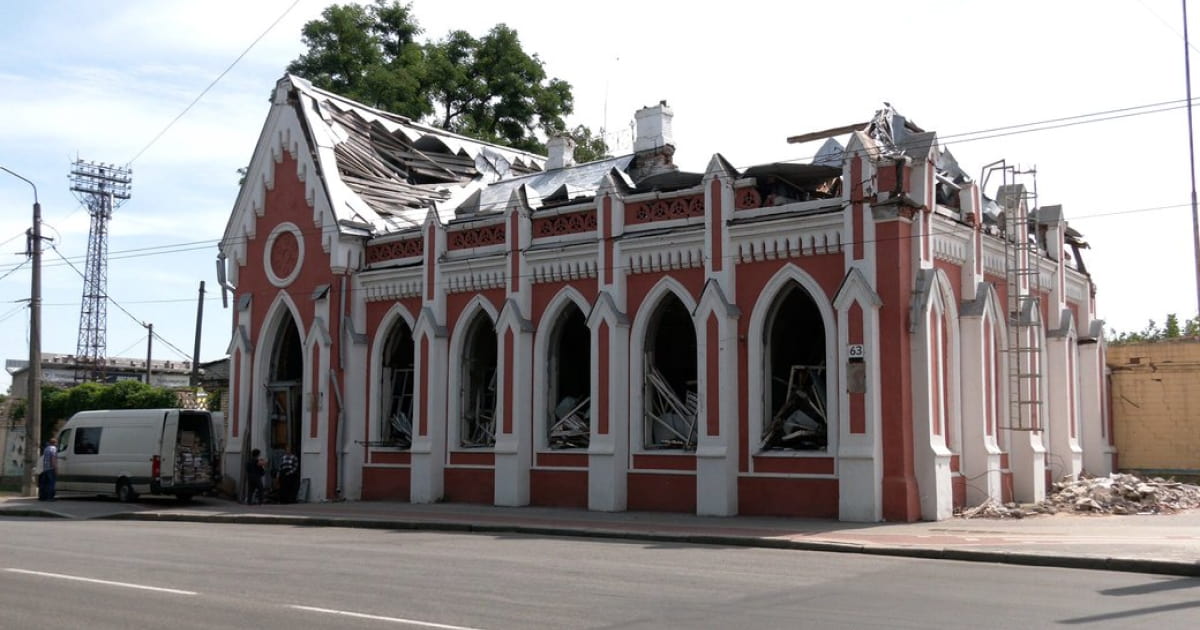 Волонтери та співробітники зруйнованої росіянами чернігівської бібліотеки почали вивозити з неї книги