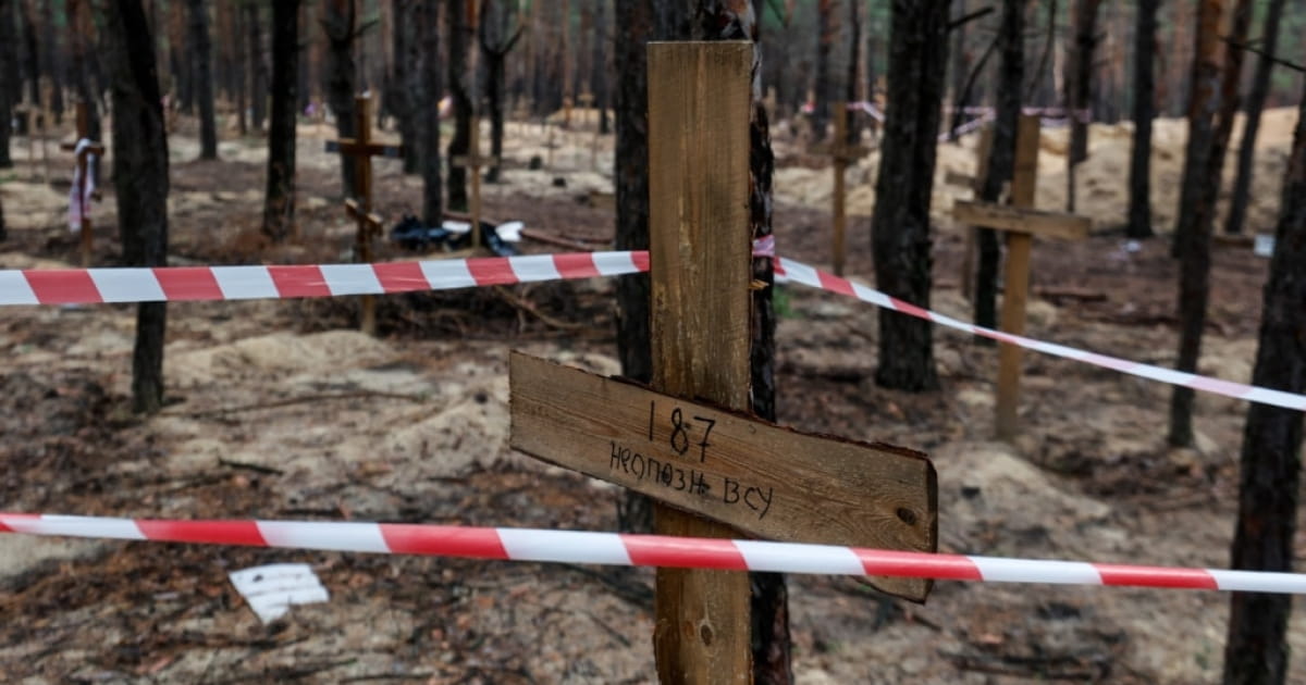 On the outskirts of the liberated Izium, a mass burial of soldiers of the Ukrainian Armed Forces was discovered