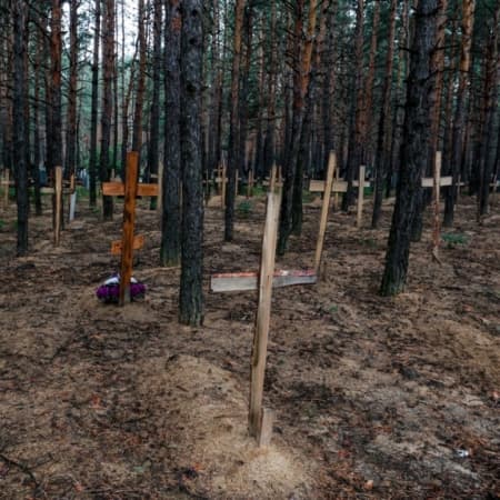 Представники ООН відвідають Ізюм, що на Харківщині, де після деокупації знайшли місце масових поховань