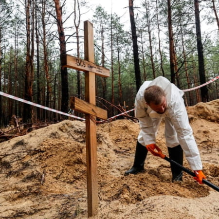 Ексгумація тіл із масового поховання в Ізюмі триватиме близько двох тижнів — міський голова