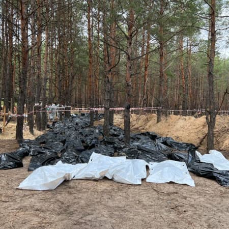 В Ізюмі завершили ексгумацію тіл з місця масового поховання