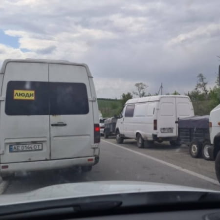 Over 4,000 people are standing at the Russian checkpoint in Vasylivka