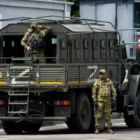 У тимчасово окупованому Херсоні росіяни вилучили з місцевого річкового порту 13 із 15 плавзасобів баржевого типу