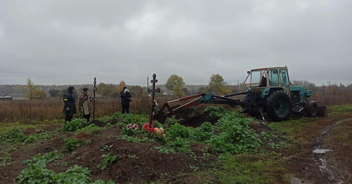 Exhumation of bodies at mass grave of Ukrainian military started in the Kharkiv region