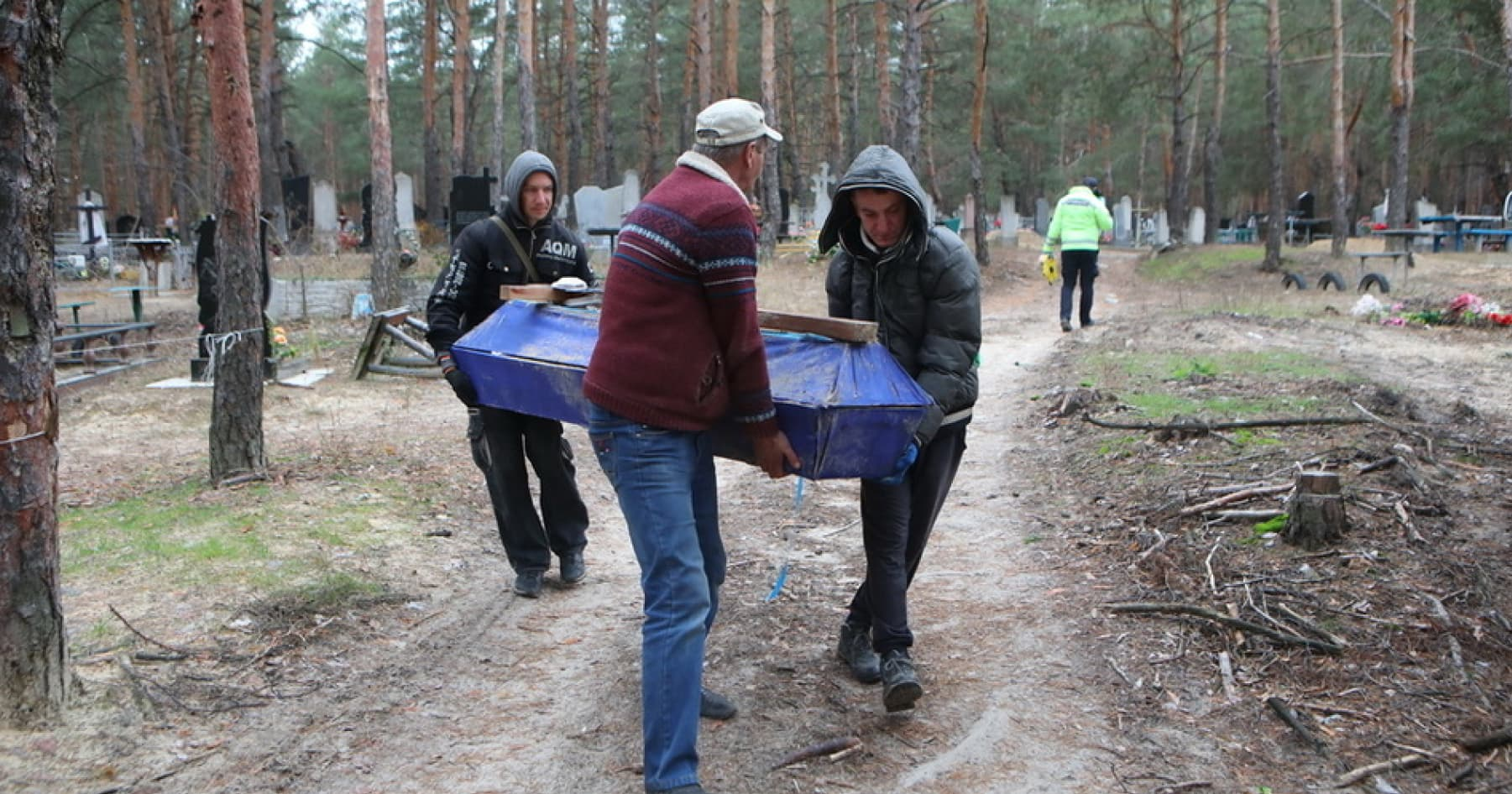 В Ізюмі ексгумували тіла трьох цивільних, яких росіяни розстріляли в автівці