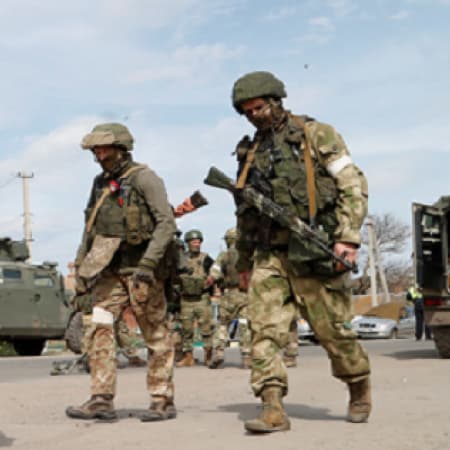 Russian military equip engineering fortifications and minefields around civilian housing in the Kherson region