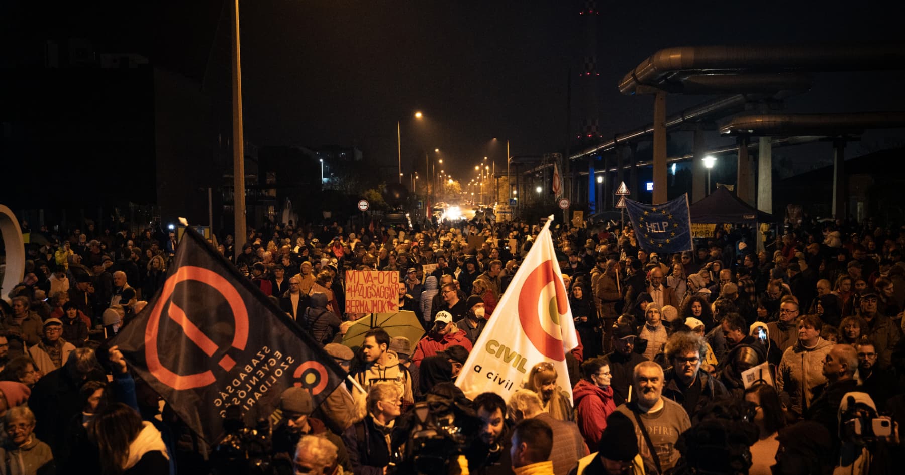 У Будапешті пройшов мітинг проти пропаганди підконтрольних Орбану ЗМІ під проукраїнськими гаслами