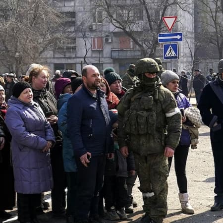 Росіяни продовжують примусово вивозити цивільних з тимчасово окупованої території Херсонщини до РФ