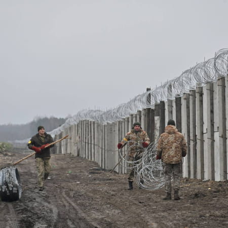 На півночі України фахівці зводять стіну на кордоні з Білоруссю