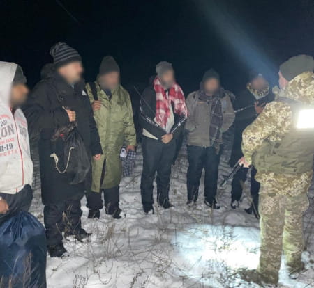 At the Ukrainian border, the border guards detained a group of migrants who were brought there by the Belarusian military